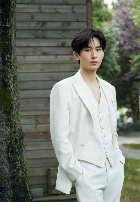 杨紫成毅恋情爆料最新,甜蜜互动引网友热议